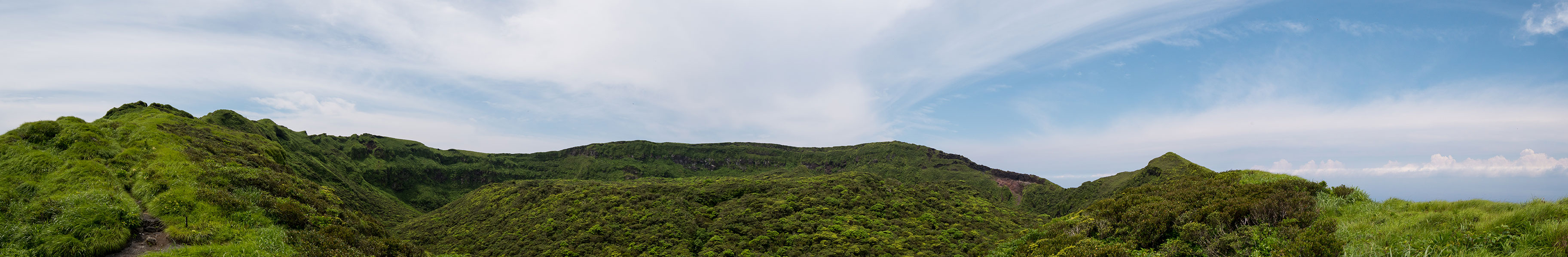 八丈富士 大穴の縁から見た中央火口丘