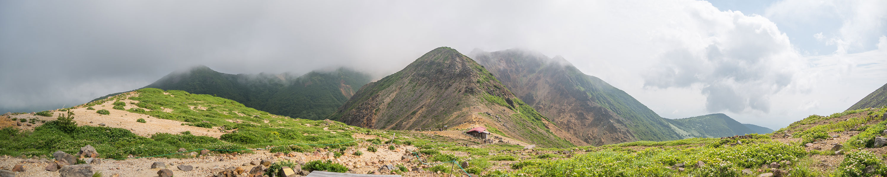 茶臼岳から見下ろす峰の茶屋跡避難小屋