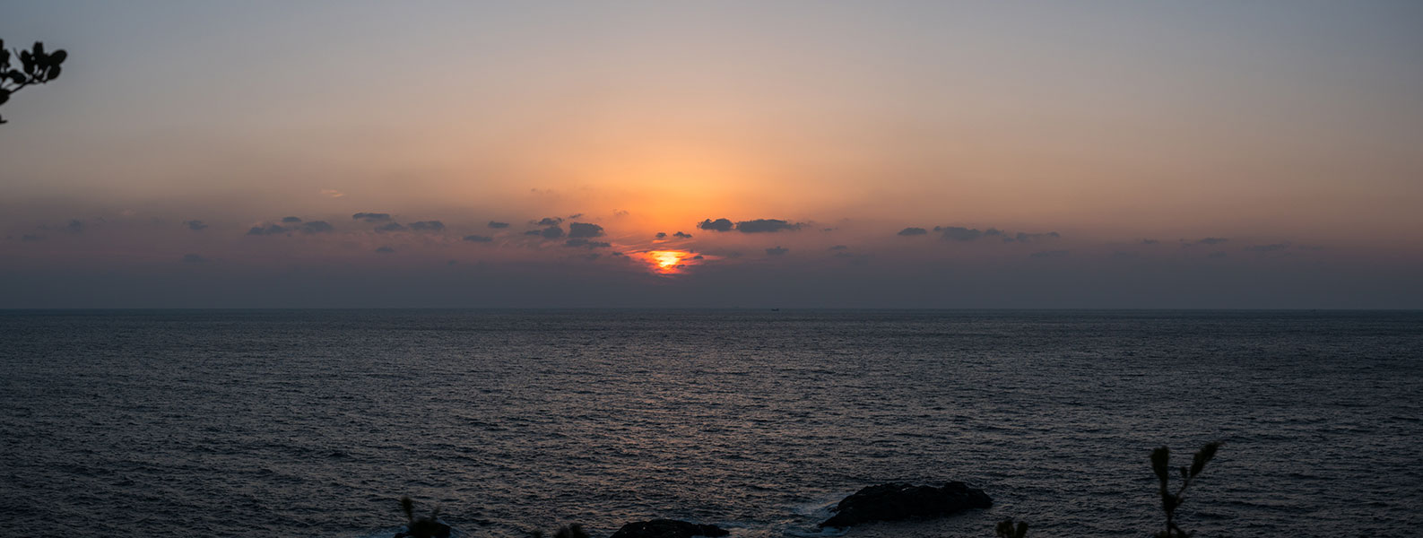 潮岬灯台奥の展望スポットからの夕陽