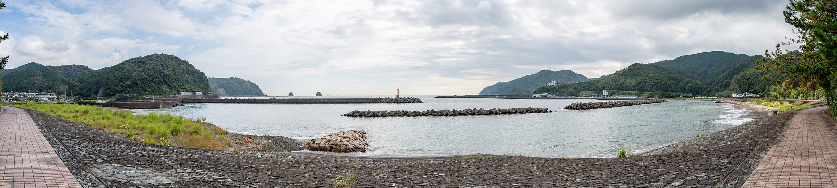 久礼大正町市場近くの海辺